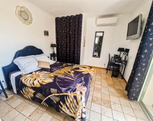 a bedroom with a bed and a tiled floor at La Villa Nais PADEL&PISCINE -Suites & Appartements in Bormes-les-Mimosas
