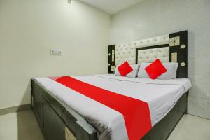 Postel nebo postele na pokoji v ubytování Hotel O K10