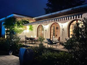 Restaurace v ubytování Villa 10 personnes aux pieds des Pyrénées Pau
