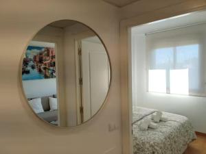 En eller flere senge i et værelse på Suite Aeropuerto Madrid 2 19 + 19 billeder