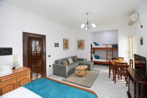 Posezení v ubytování Lungomare Beach Apartment - by EKA Luxury Apartments + 31 fotografií
