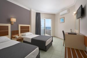 Postel nebo postele na pokoji v ubytování Kaila Krizantem Hotel