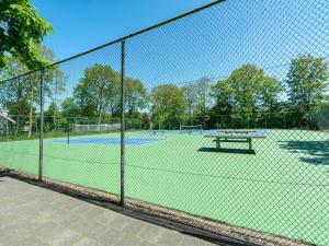 Holiday Home Sint Maartenszee Garden Bliss في Sint Maartensvlotbrug: ملعب تنس عليه نت