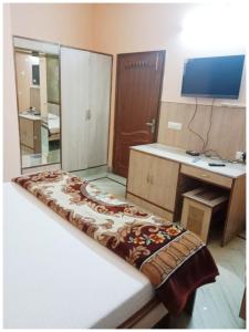 TV a/nebo společenská místnost v ubytování A Premium Hotel HIL-ROZ Near Golden Temple Amritsar - Offers Spacious & Air Conditioned Rooms With Lift And Wi-fi Facility - A Premium Hotel In Amritsar + 15 fotografií