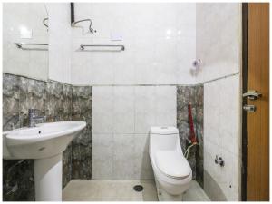 Koupelna v ubytování A Premium Hotel HIL-ROZ Near Golden Temple Amritsar - Offers Spacious & Air Conditioned Rooms With Lift And Wi-fi Facility - A Premium Hotel In Amritsar