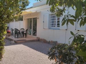 una casa con una mesa y sillas en un patio en Chalecito, en La Manga del Mar Menor