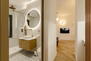un baño con lavabo y espejo en L'Instant Nîmois, en Nimes