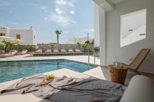 A piscina localizada em Nuca Mykonos ou nos arredores