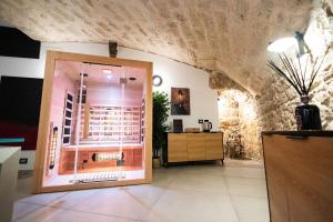 モルフェッタにあるDimora San Roccoの石壁の部屋の扉 +35枚の写真