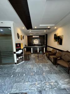 Tahkāl PāyānHotel Crescent的带沙发和桌子的客厅