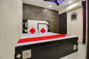 Postel nebo postele na pokoji v ubytování Hotel O K10