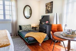 Posedenie v ubytovaní Chambres d'hôtes avec Jacuzzi