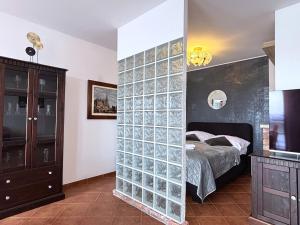 a bedroom with a glass block wall next to a bed at Villa Concha-Apartamenty Bryza-Parking in Świnoujście