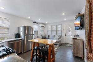 una cocina con una mesa de madera en una cocina con refrigerador en 309 E Hildreth Ave, Unit 1, en Wildwood 11 fotos más