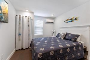 Un dormitorio pequeño con una cama y una ventana. en 309 E Hildreth Ave, Unit 1, en Wildwood