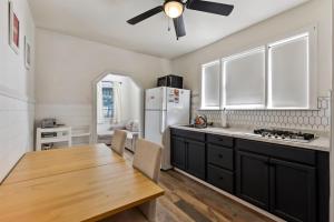 Una cocina con una mesa de madera y un refrigerador. en 108 W 20Th Ave, Unit 1, en North Wildwood 11 fotos más