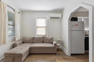 Una sala de estar con un sofá y un refrigerador. en 108 W 20Th Ave, Unit 1, en North Wildwood