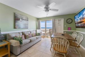 una sala de estar con un sofá y una mesa en 427 E Miami Ave, Unit 505, en Wildwood Crest