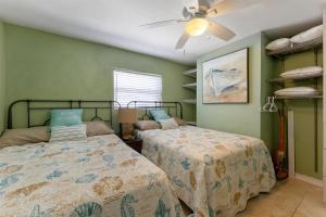 Un dormitorio con dos camas y un ventilador de techo. en 427 E Miami Ave, Unit 505, en Wildwood Crest 9 fotos más