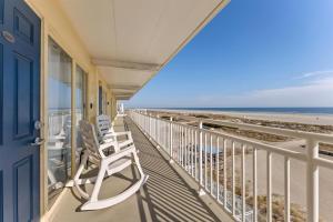 Un balcón con sillas y vista a la playa. en 427 E Miami Ave, Unit 505, en Wildwood Crest