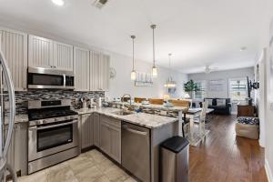 Η κουζίνα ή μικρή κουζίνα στο Residence 102N At The Sandcastle Condominiums