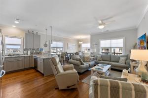 ワイルドウッド・クレストにあるResidence 204N At The Sandcastle Condominiumsのソファとキッチンのあるリビングルーム