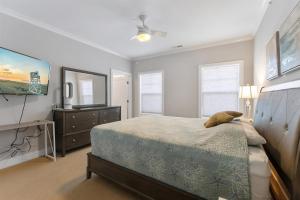 ワイルドウッド・クレストにあるResidence 204N At The Sandcastle Condominiumsのベッドとドレッサーと窓のある寝室