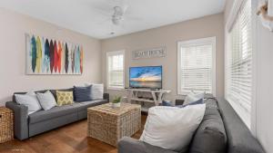 Una sala de estar con un sofá y un televisor. en Residence 101S At The Sandcastle Condominiums, en Wildwood Crest