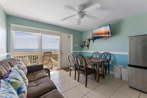 una sala de estar con un sofá y una mesa en 427 E Miami Ave, Unit 509, en Wildwood Crest