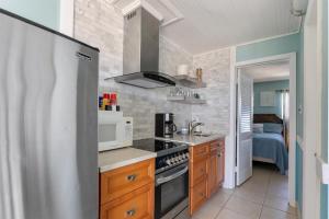 una cocina con refrigerador y estufa horno superior en 427 E Miami Ave, Unit 509, en Wildwood Crest