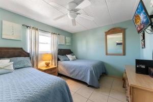 Un dormitorio con dos camas y un ventilador de techo. en 427 E Miami Ave, Unit 509, en Wildwood Crest 10 fotos más