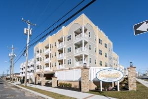 Un gran edificio blanco con un cartel delante. en Residence 101S At The Sandcastle Condominiums, en Wildwood Crest