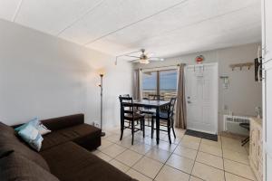 Χώρος καθιστικού στο 427 E Miami Ave, Unit 204