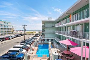 vistas a un hotel con aparcamiento y piscina en 404 E Denver Ave, Unit 403, en Wildwood Crest