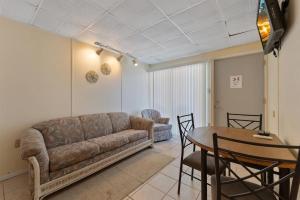 una sala de estar con un sofá y una mesa en 404 E Denver Ave, Unit 403, en Wildwood Crest