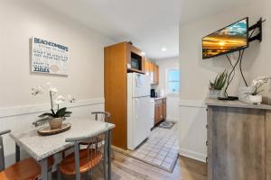 Η κουζίνα ή μικρή κουζίνα στο 415 E Atlanta Ave, Unit 107