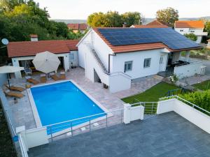 Hồ bơi trong/gần Holiday Home Lucija