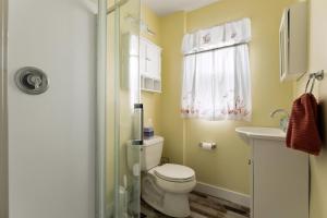 Ένα μπάνιο στο Newly Renovated 4 Bedroom Home Only 2 Blocks From The Beach! +21 φωτογραφίες