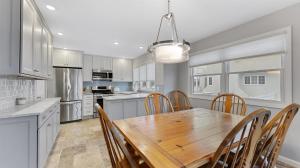 Η κουζίνα ή μικρή κουζίνα στο Bayside Townhome In Diamond Beach!