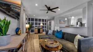 Posezení v ubytování Newly Renovated 3 Bedroom With High-End Finishes Only 2 Blocks From The Beach!