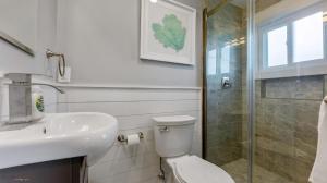 Koupelna v ubytování Newly Renovated 3 Bedroom With High-End Finishes Only 2 Blocks From The Beach!