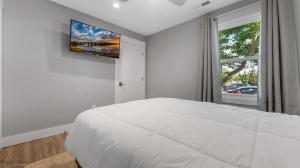 Postel nebo postele na pokoji v ubytování Newly Renovated 3 Bedroom With High-End Finishes Only 2 Blocks From The Beach!