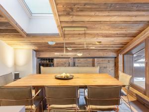 Kuchyňa alebo kuchynka v ubytovaní Duplex avec espace détente, piscine et 4 chambres à Megève - FR-1-569-66