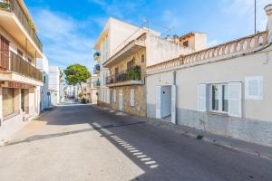 an empty street in an alley between buildings at Ca Na Bel in Cala Ratjada