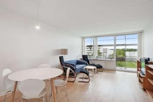Svetainės erdvė apgyvendinimo įstaigoje Bright and Inviting Apartment with Garden View in Viby