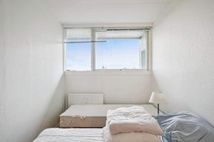 Lova arba lovos apgyvendinimo įstaigoje Bright and Inviting Apartment with Garden View in Viby