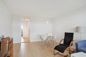 Svetainės erdvė apgyvendinimo įstaigoje Bright and Inviting Apartment with Garden View in Viby