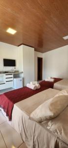 a bedroom with two beds and a tv in it at Linda casa com excelente localização em Boipeba in Ilha de Boipeba