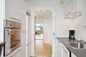Köök või kööginurk majutusasutuses Bright and Inviting Apartment with Garden View in Viby