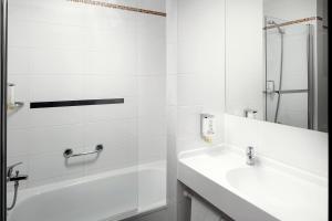 Koupelna v ubytování Hotel Ambiance + 34 fotografií